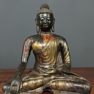 Statua in rame scolpita a mano del Buddha Shakyamuni, decorazione per la casa, unica e preziosa, degna di essere collezionata