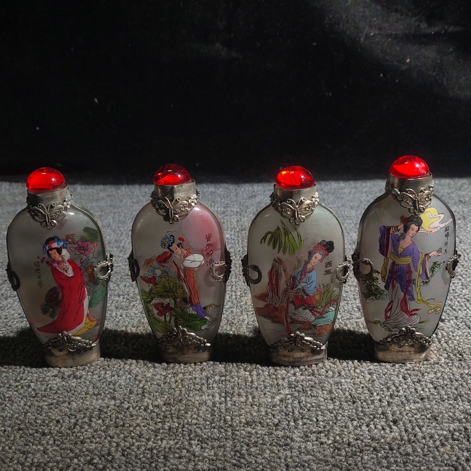 古いチベットの銀銅彫刻くり抜きペア魚の繊細な嗅ぎタバコ瓶 中国のアンティークの手作り彫刻が施されたチベットの銀象嵌とガラスの
