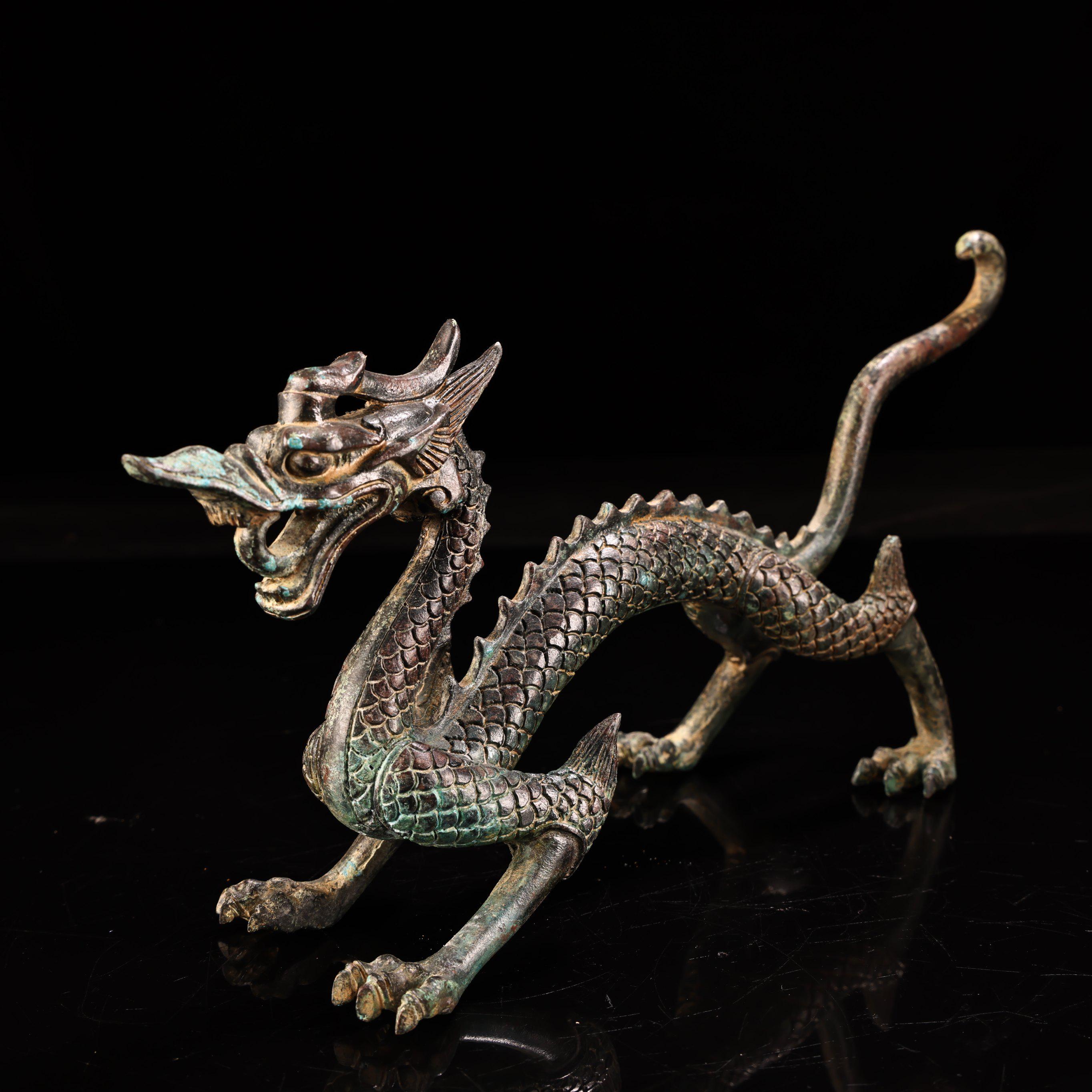 中国では、手彫りの青銅製の龍の像、精巧な青銅彫刻、家具の装飾品など 