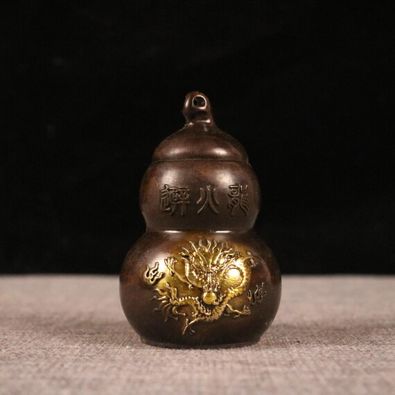 中国のアンティークの手彫りの銅製の龍の模様のひょうたん飾り