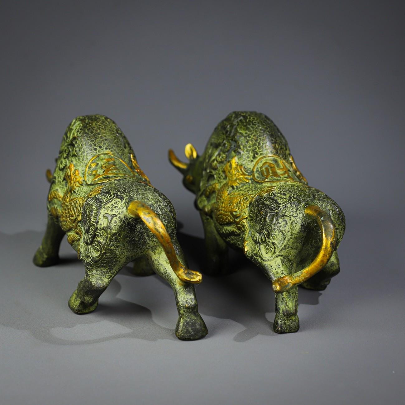 中国のコレクションにある手作りの青銅の牛の像のペア、装飾家具