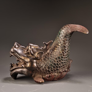 China colecciona estatuas de peces dragón y adornos para muebles de cobre puro tallados a mano.