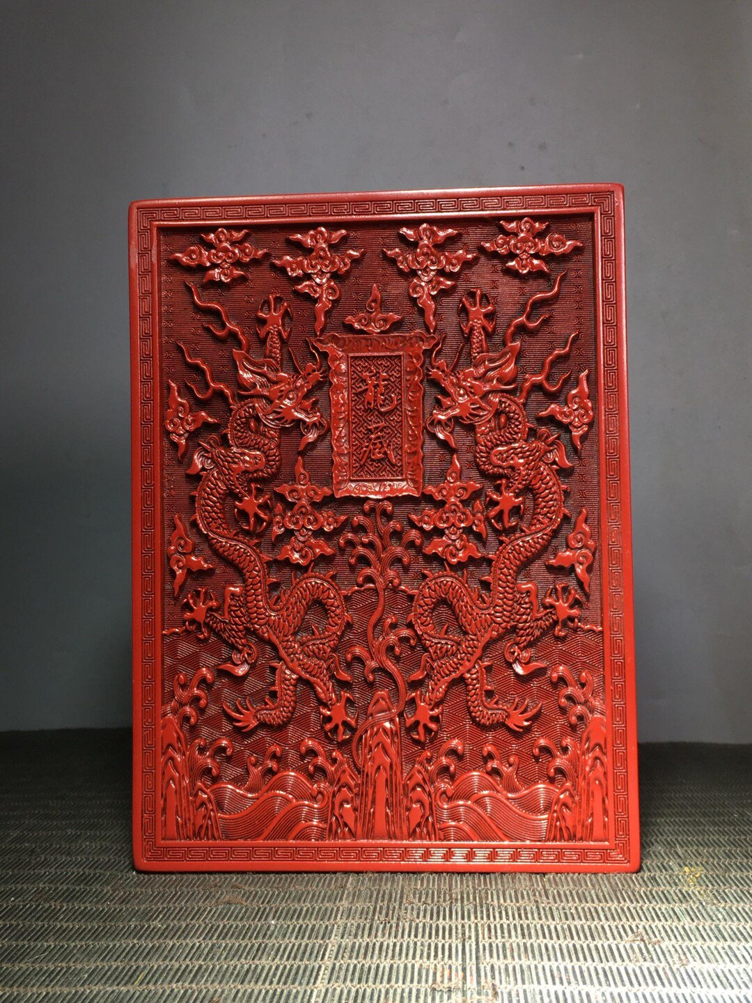 中国のコレクションの手彫りの漆器の龍の模様のブックボックスの装飾品