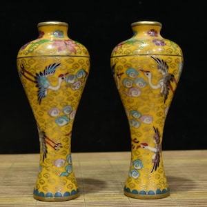 Un par de exquisitos jarrones con patrón de grulla con cloisonné, pintados a mano y tallados, coleccionados en China, decoración del hogar, que vale la pena coleccionar y usar.