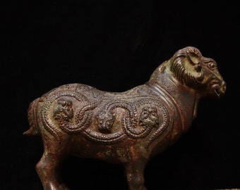 中国のアンティークの手彫りの青銅の羊の像の装飾品、ユニークで貴重