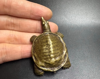 中国の手作りの彫刻が施されたブロンズ製の亀の甲羅の像の装飾品