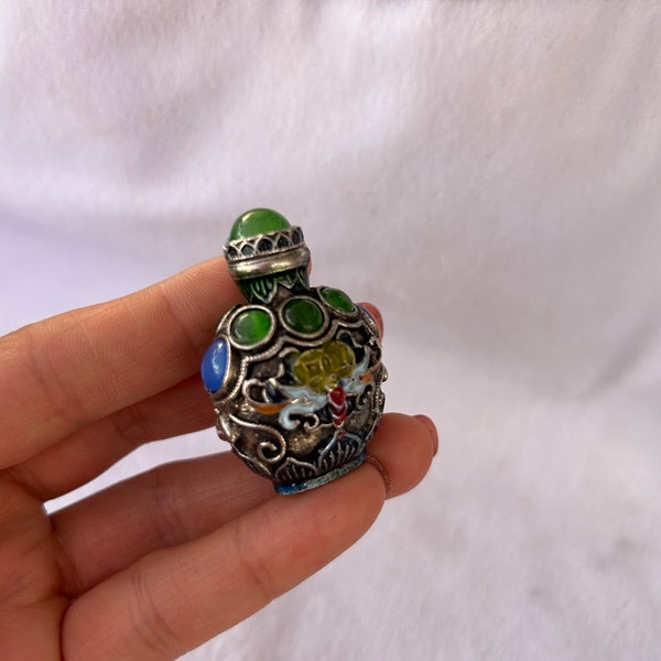 Handmade carved cloisonne snuff bottles with exquisite patterns for Chinese collection, usable and collectible