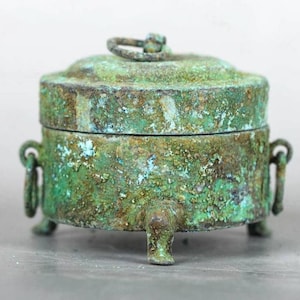 Chinese old handmade carved bronze incense burner decorations, tabletop decorations, rare and unique, worth collecting and using