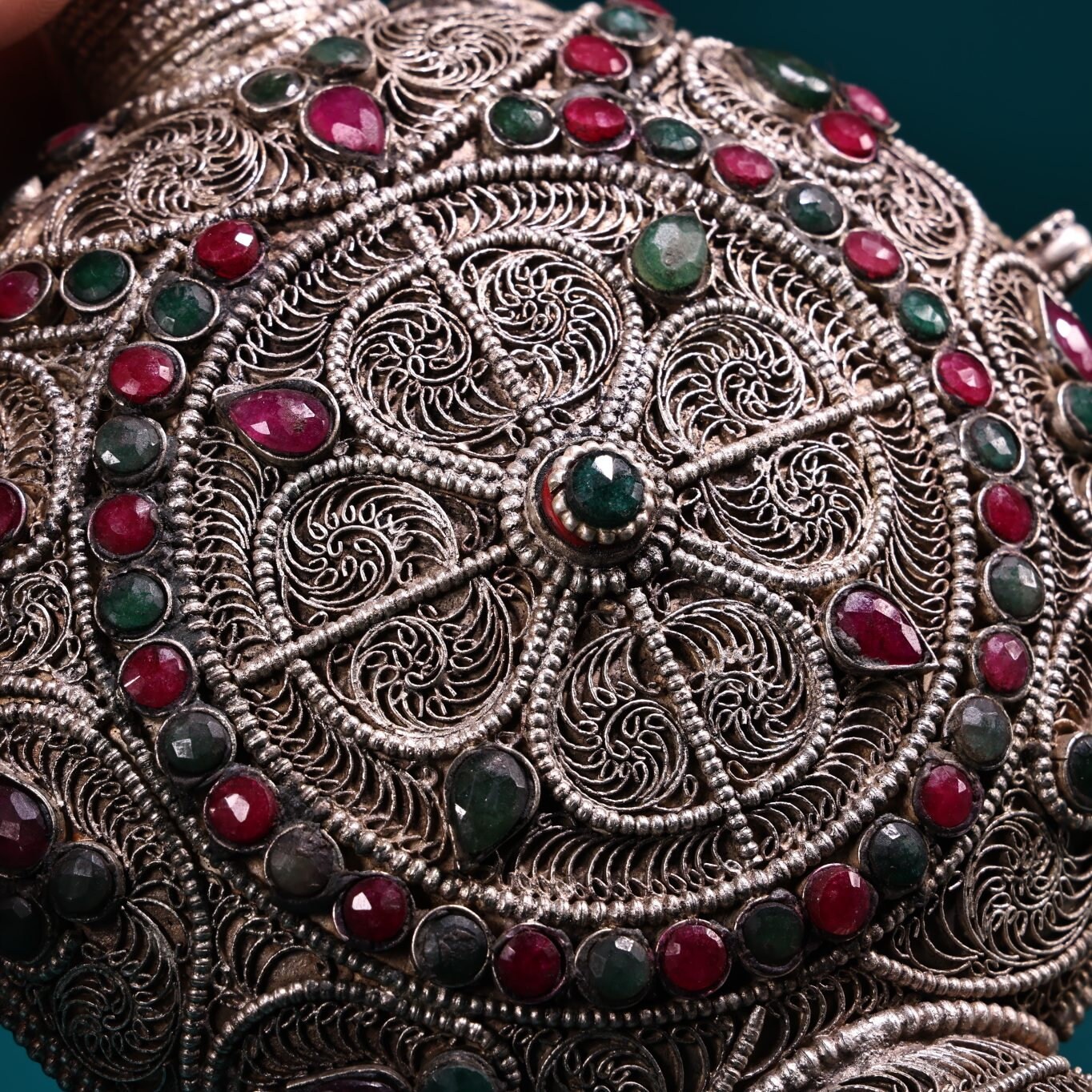 チベットの銀象嵌宝石嗅ぎタバコ瓶、ユニークなデザイン、中国の