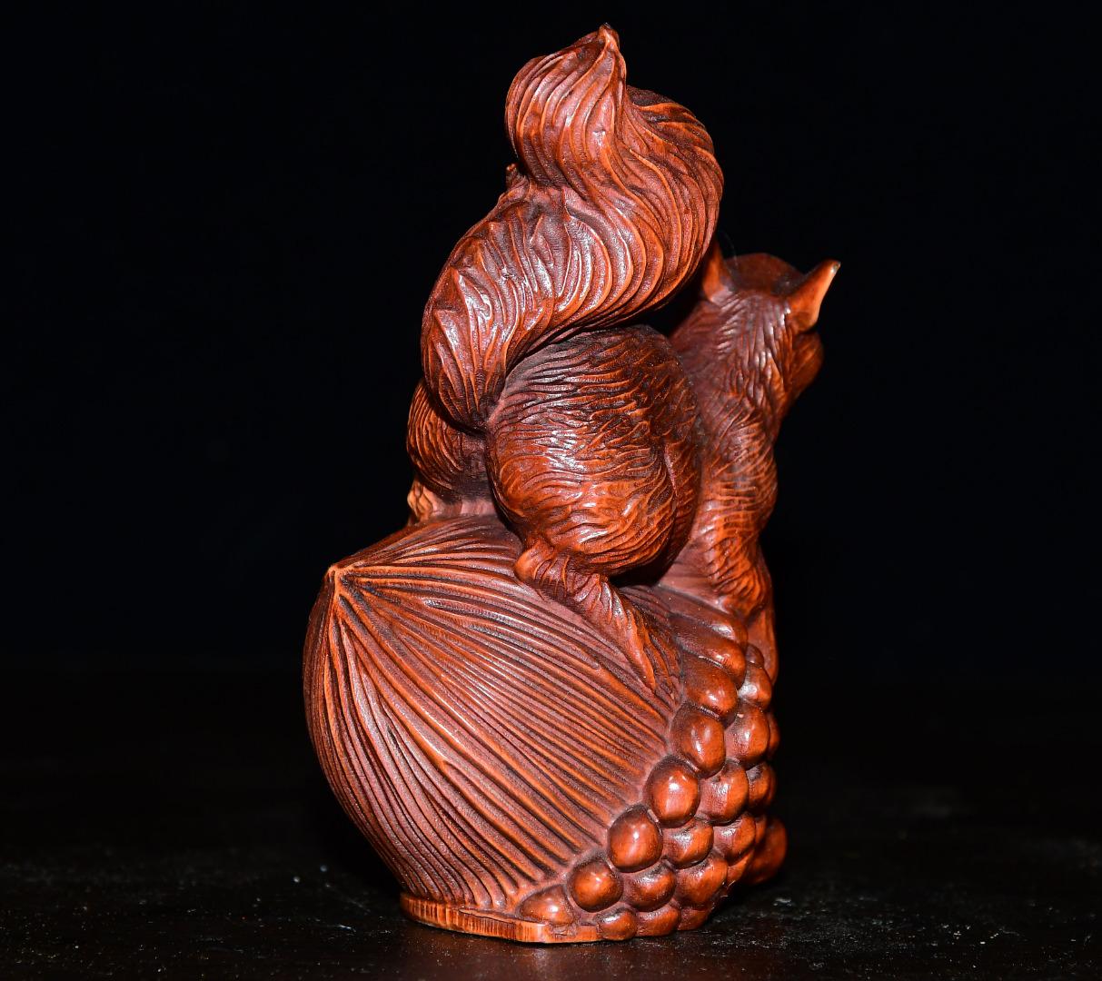 手彫りのツゲのリスの像の装飾品、動物の木彫り、貴重で古代の家具の