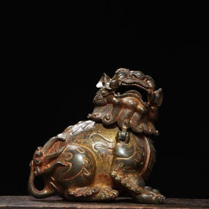 China collects hand carved pure copper lion statues incense burners,animal bronze carvings,desktop decorations,can be used