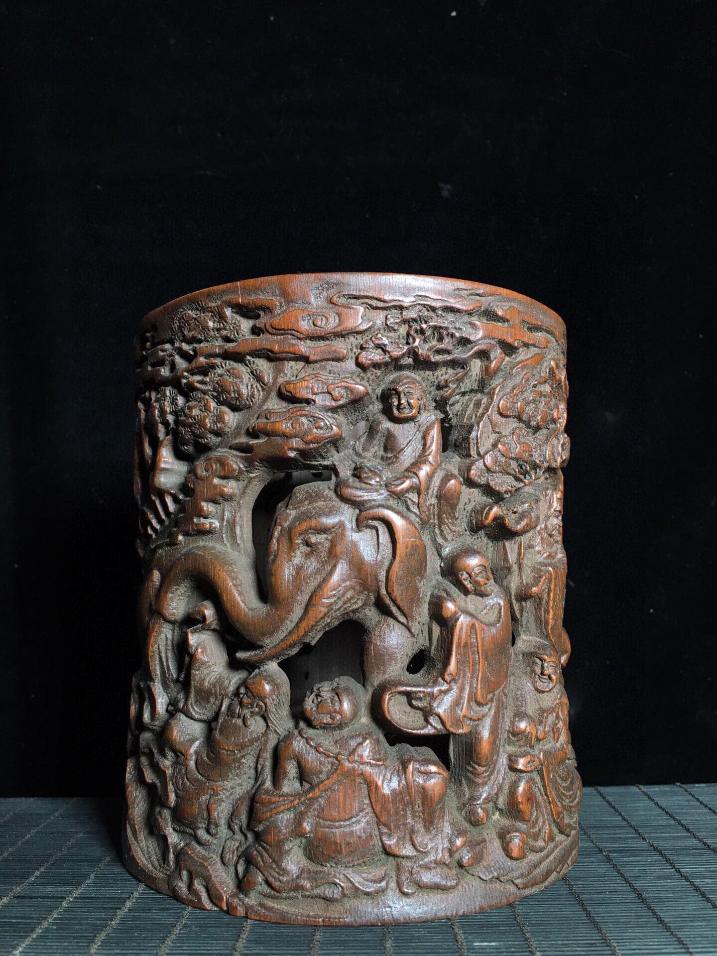 中国の手彫りの竹製18羅漢形のペン入れ装飾、ユニークな家具装飾