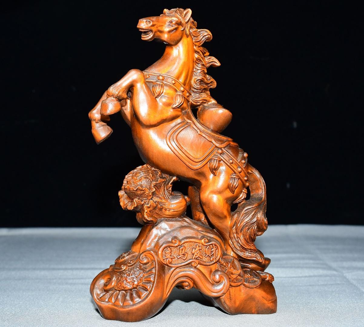 中国で購入　木彫　彫刻 中国の手作りの彫刻が施されたツゲの木馬の像の装飾品、絶妙で珍しい