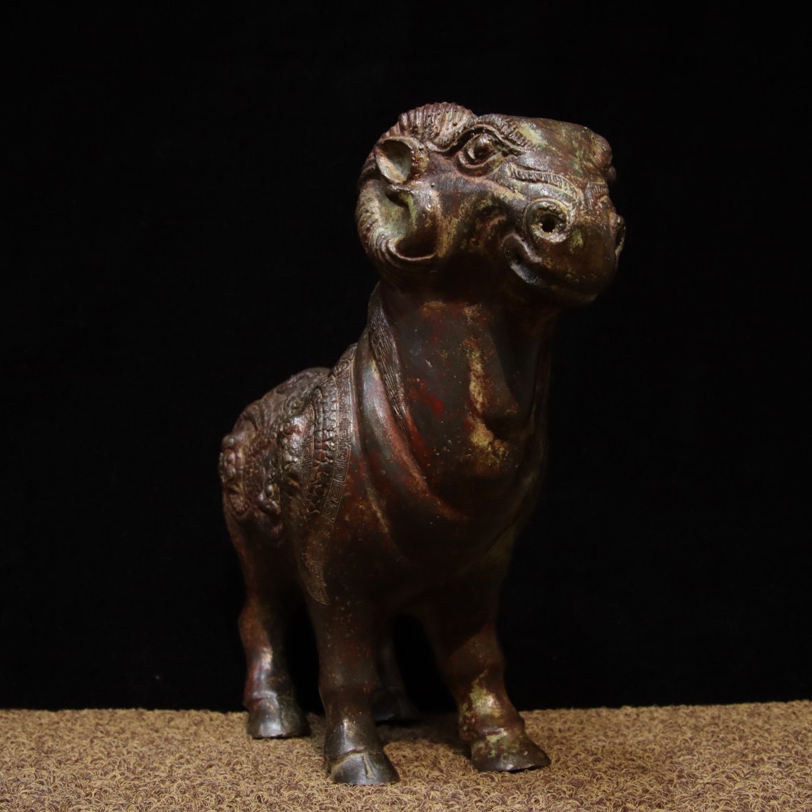 中国のアンティークの手彫りの青銅の羊の像の装飾品、ユニークで貴重