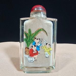 Chinese collection of handmade carved glass children&#39;s patterned small bottles, unique and precious, desktop decoration, can be used