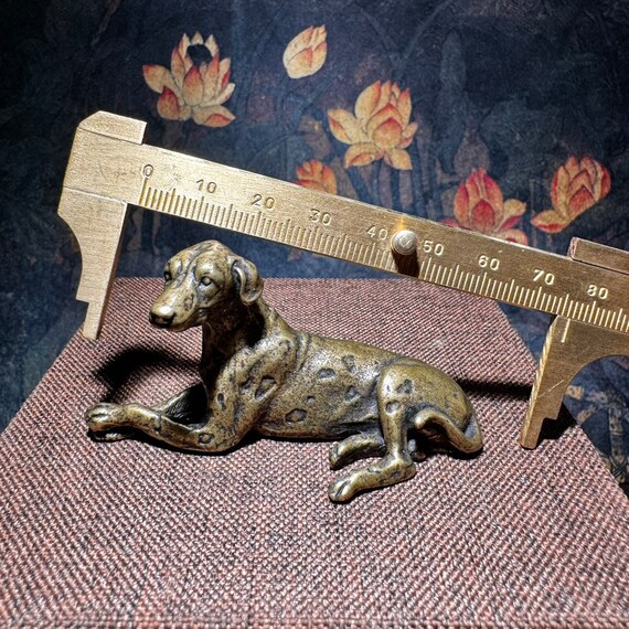 中国では手作りのブロンズ彫刻の犬像、茶器、家具の装飾品が収集されて