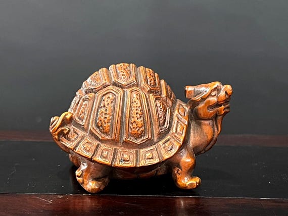 手彫りのツゲの亀の像、木彫り、家具の装飾、収集して使用する価値が