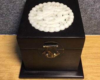 Chinesische hand geschnitzte Sandelholz eingelegte Jade Box / Aufbewahrungsbox, Möbeldekoration, wertvoll und selten, wert zu sammeln und zu verwenden