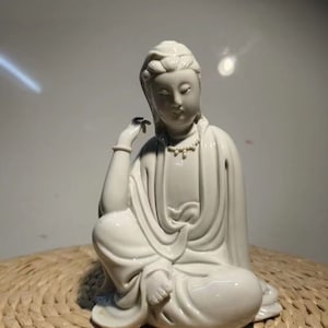 Chine Collectionnez des ornements de statue de Guanyin en porcelaine blanche faits main en céramique, décoration de la maison exquise fabriquée à la main