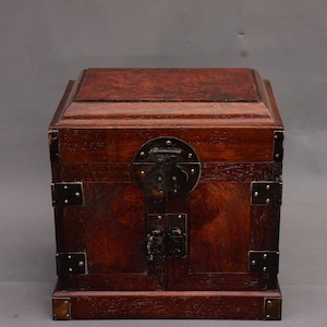 Chinese handmade carved rosewood jewelry box/storage box ornament, precious and rare, exquisite wood carving, worth collecting