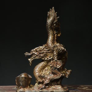 Collecting bronze dragon statue ornaments, unique in shape, exquisite and rare, home decoration