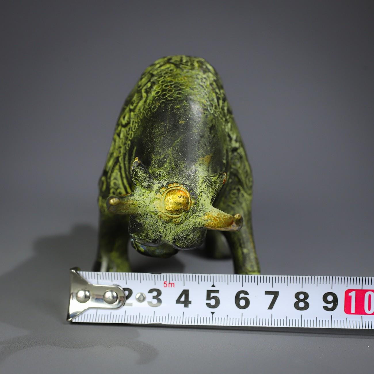 中国のコレクションにある手作りの青銅の牛の像のペア、装飾家具