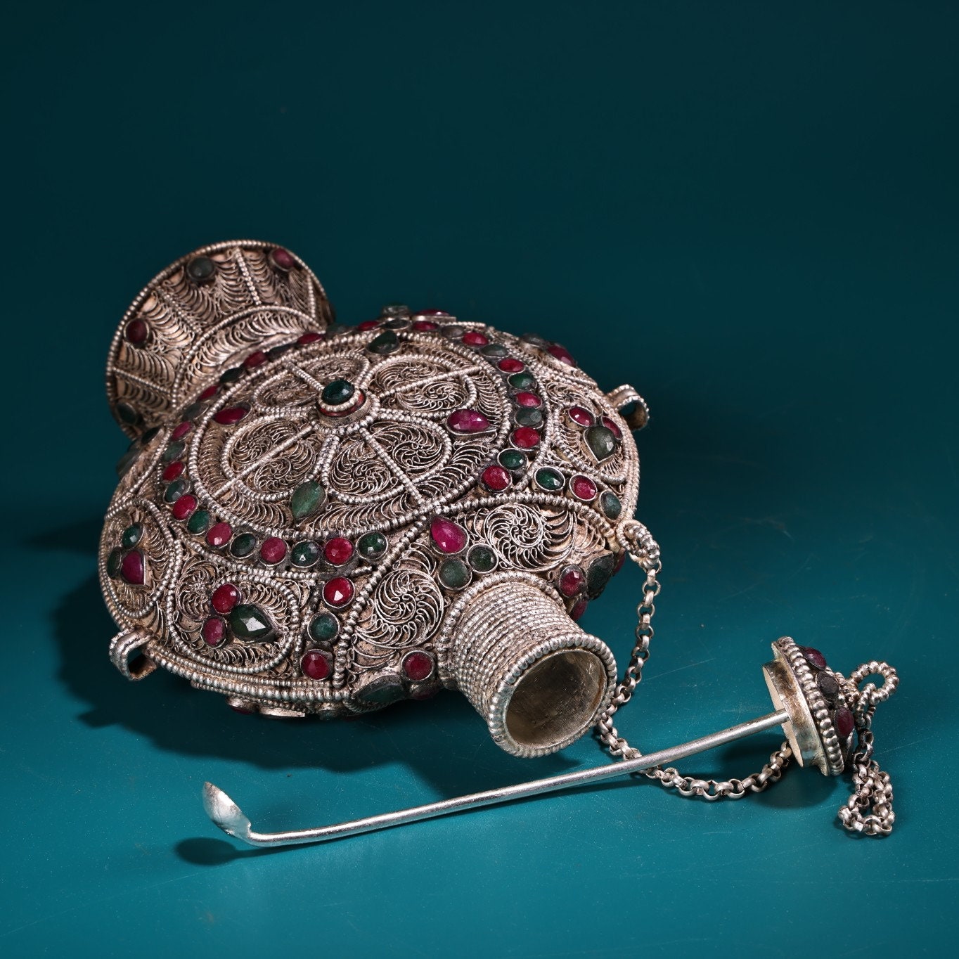 チベットの銀象嵌宝石嗅ぎタバコ瓶、ユニークなデザイン、中国の