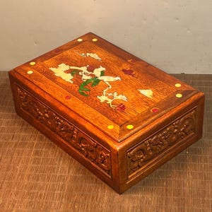 Chinese handmade carved rosewood flower and bird pattern storage box/jewelry box ornament, precious and unique, desktop decoration