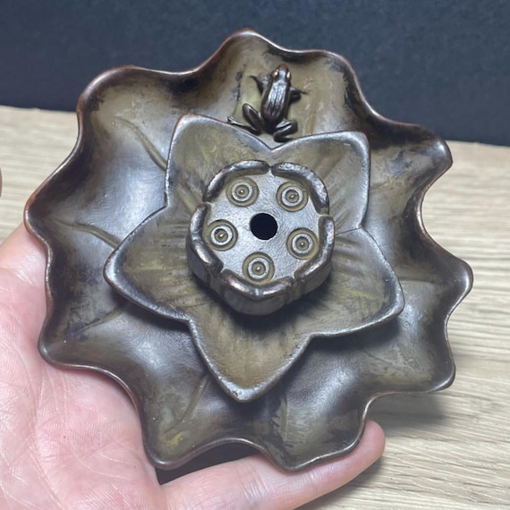 手彫りの銅製のカエルと蓮の葉の像の香りの装飾品、アンティーク