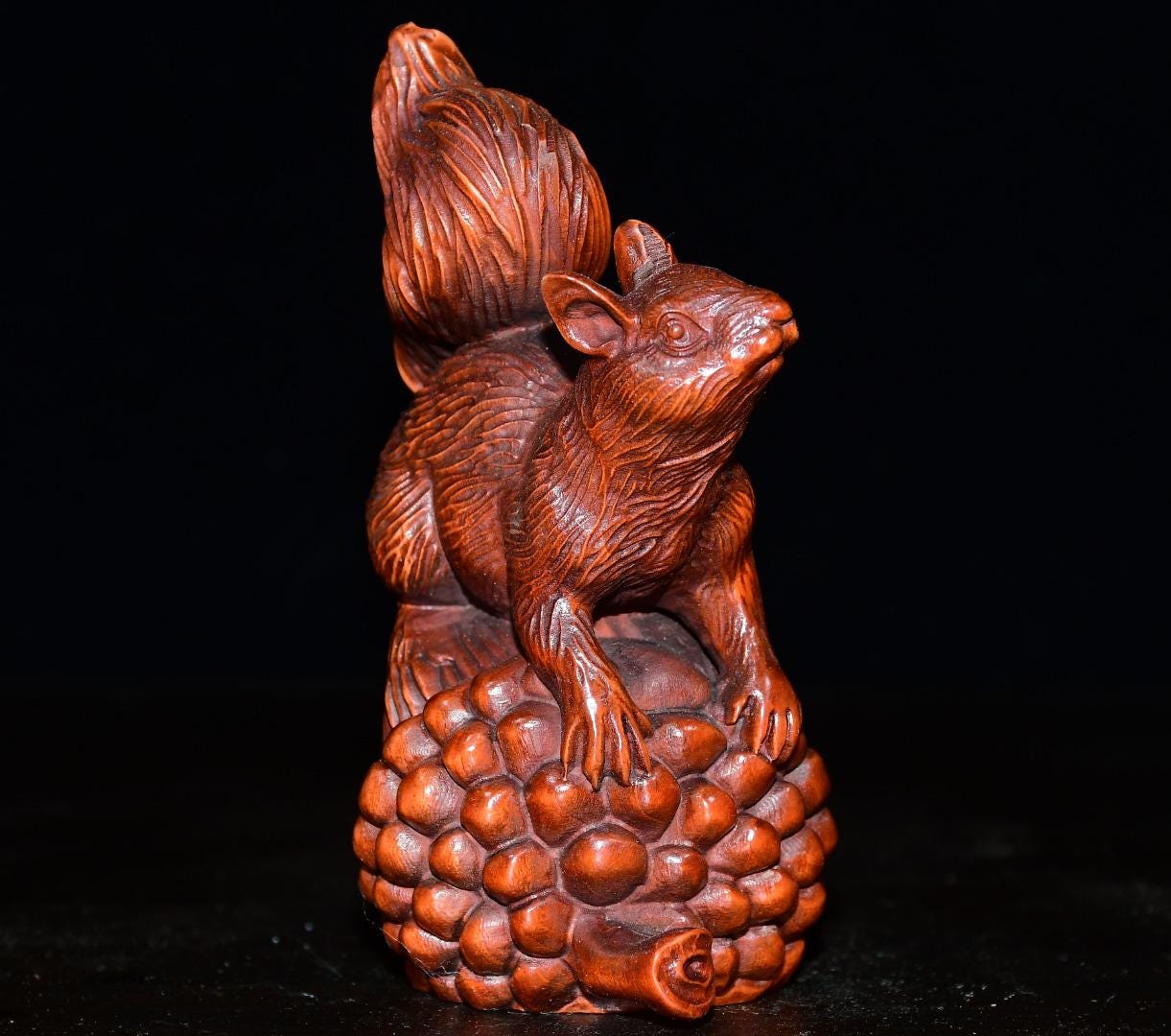 手彫りのツゲのリスの像の装飾品、動物の木彫り、貴重で古代の家具の