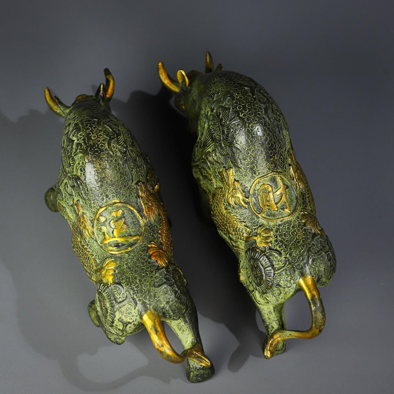 中国のコレクションにある手作りの青銅の牛の像のペア、装飾家具