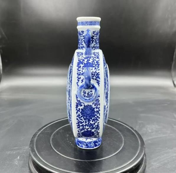 青と白の磁器製龍鳳双耳平瓶、手描きの精緻な模様、磁器コレクション