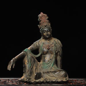 中国は手彫りの純銅製観音像、精巧な銅彫刻、家具装飾品を収集しています