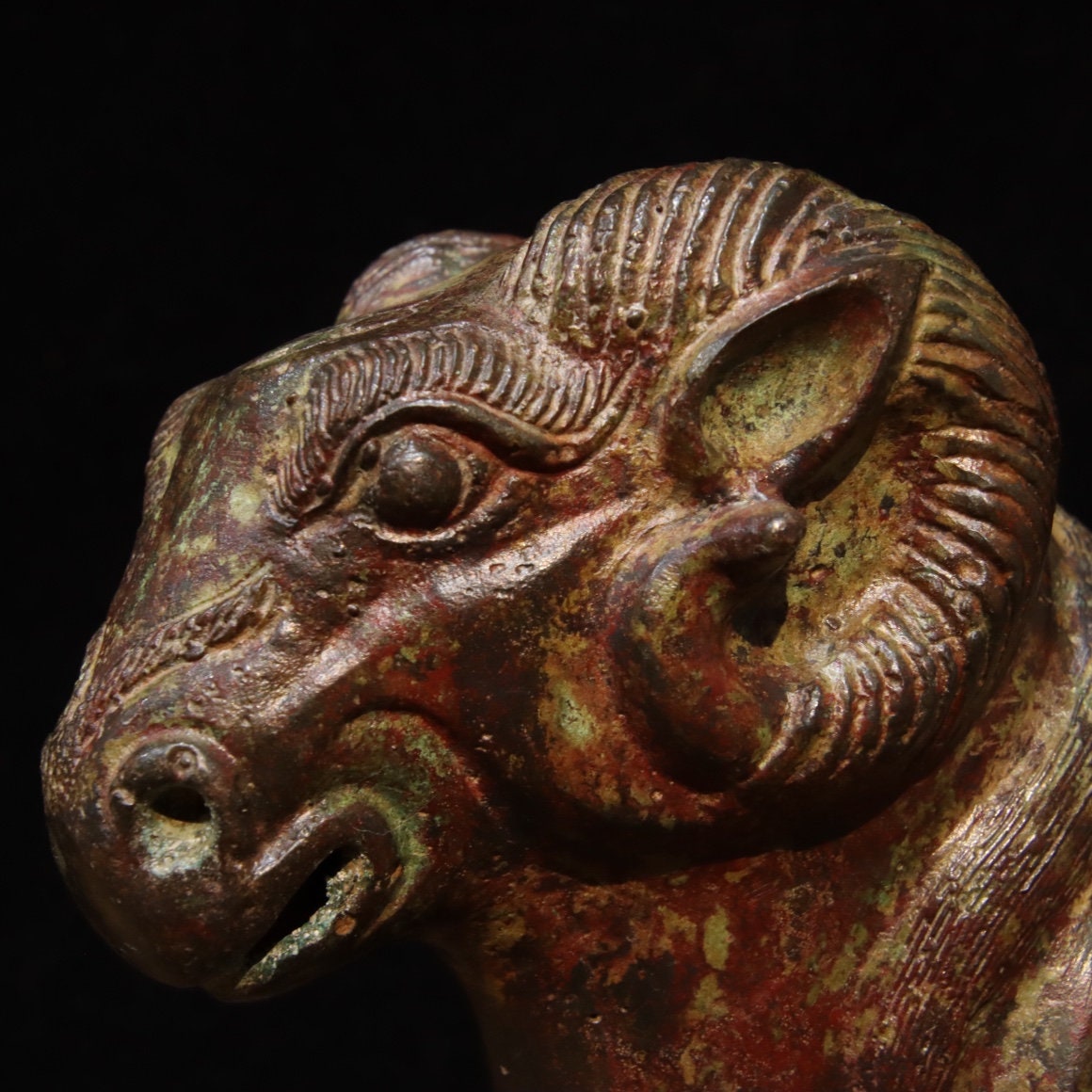 中国のアンティークの手彫りの青銅の羊の像の装飾品、ユニークで貴重