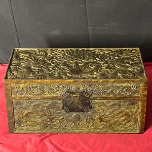 Chinese handmade carved rosewood dragon pattern storage box/jewelry box ornament, precious and unique,desktop decoration,collection and use