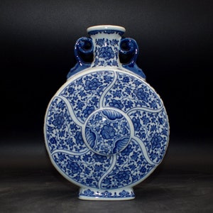 Blue and white lotus vase with tangled branches ornaments，hand-painted exquisite pattern，antique collection porcelain home decoration gift