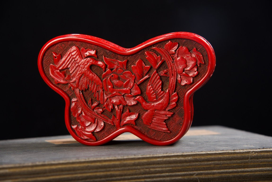 中国のアンティーク手作り彫刻漆器の花と鳥の模様の蝶箱/パウダー