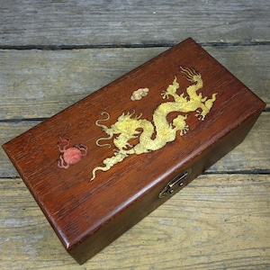 Chinese handmade carved rosewood dragon patterned box ornament, precious and rare, desktop decoration, worth collecting