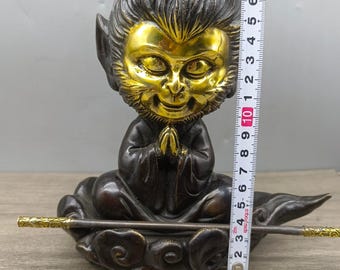 中国は、ユニークな卓上装飾品とともに、精巧で希少な手彫りの孫悟空の