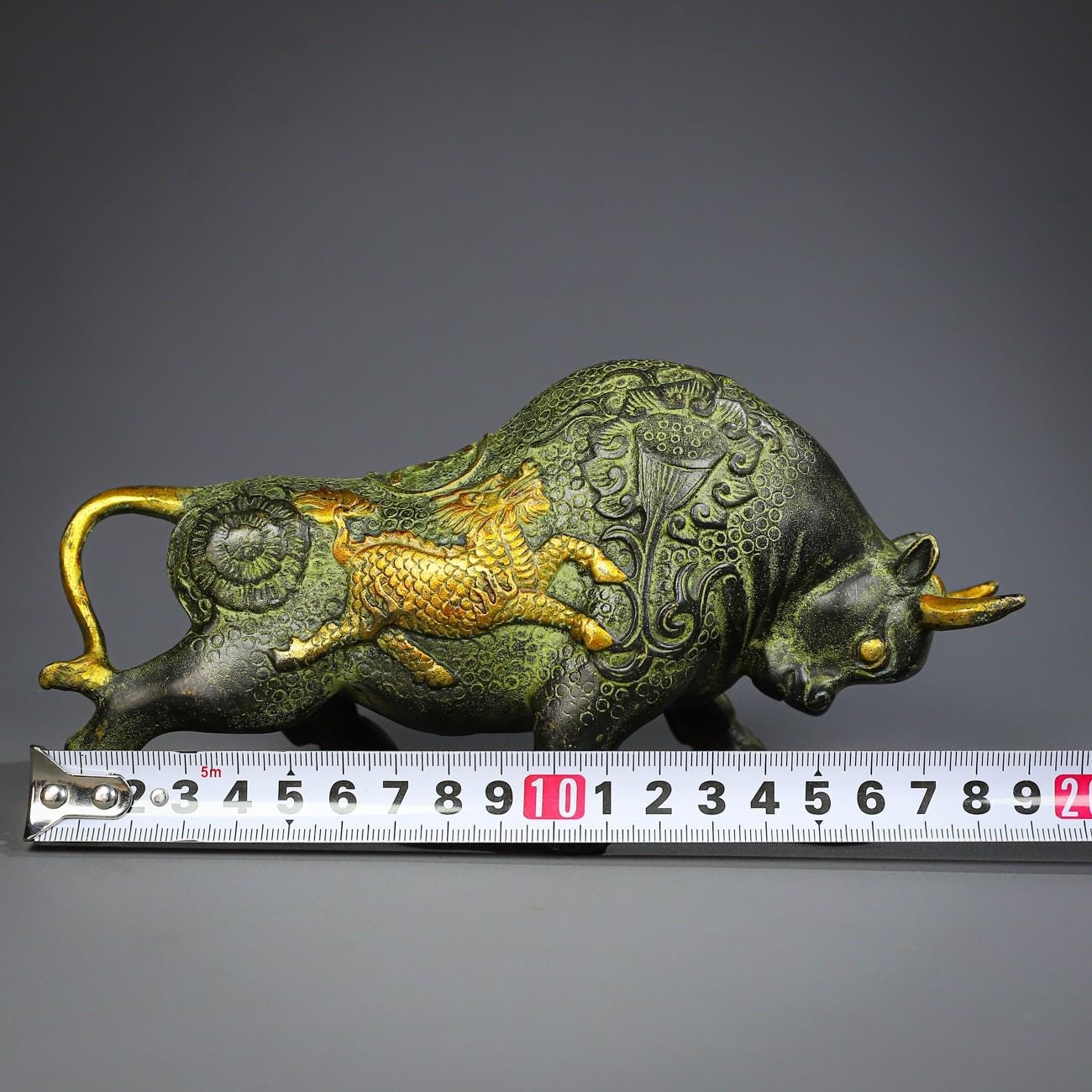 中国のコレクションにある手作りの青銅の牛の像のペア、装飾家具