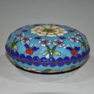 Handmade cloisonne filigree powder box ornaments collected in China, with exquisite craftsmanship and value for collection and use