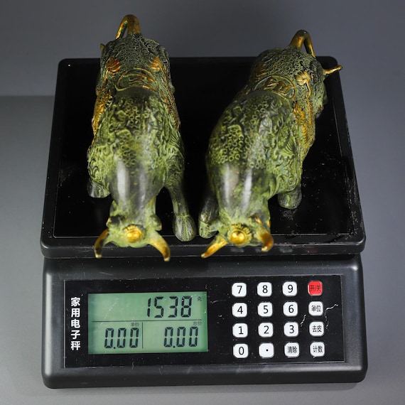 中国のコレクションにある手作りの青銅の牛の像のペア、装飾家具