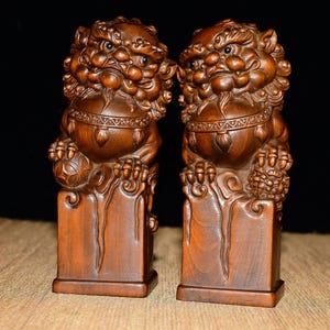 Chinese handmade carved boxwood lion statue, exquisite wood carving, furniture decoration, unique collection