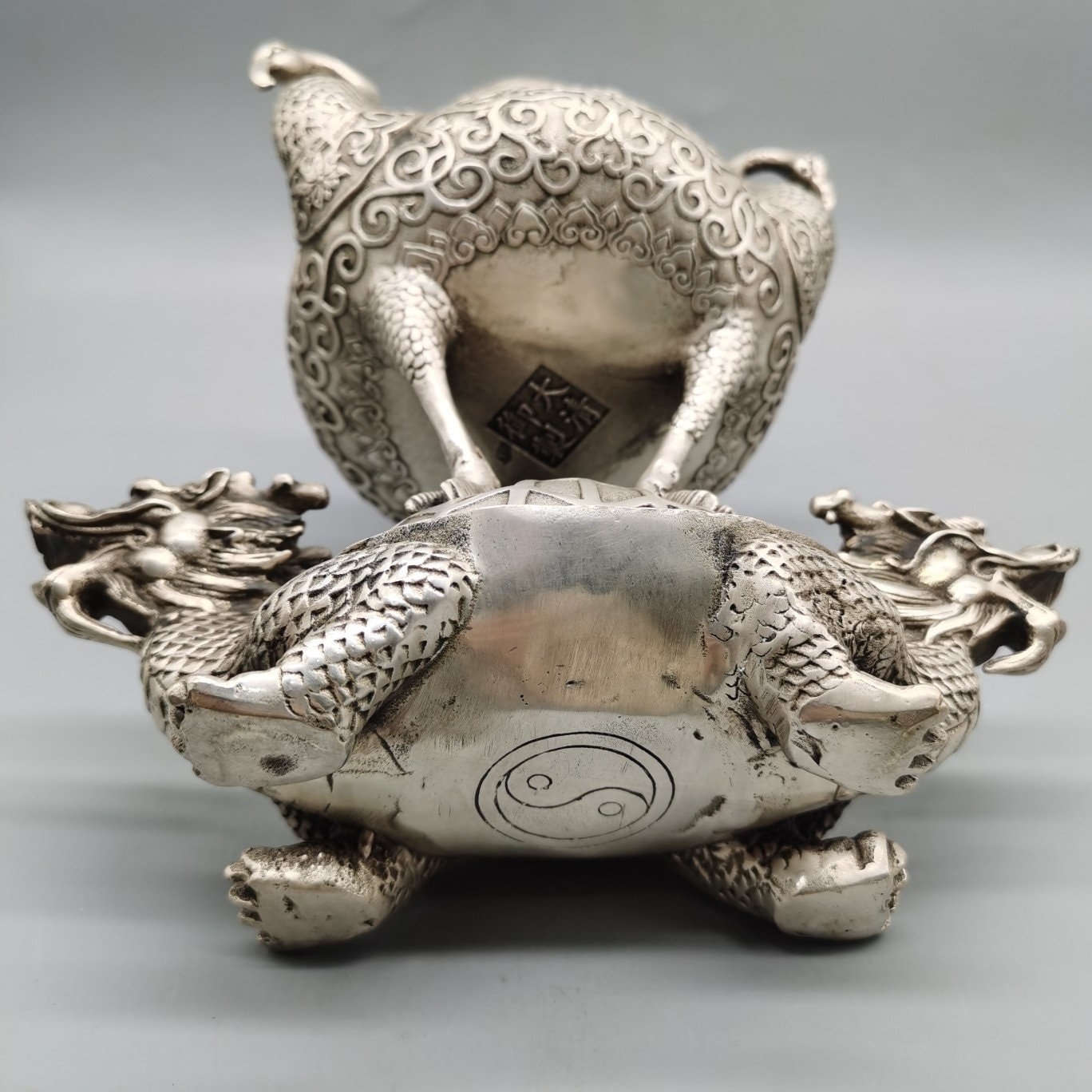 中国の手彫りの白銅製の亀と鶴の香炉像の装飾品、家の装飾、珍しい 