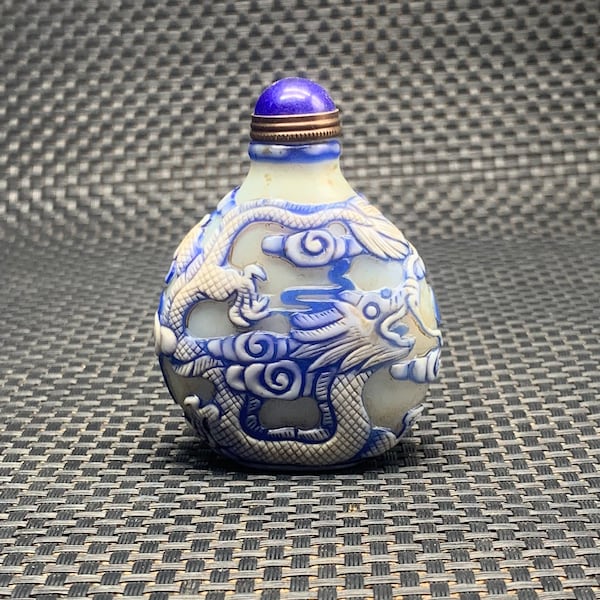 Glass Dragon pattern snuff bottle, hand-painted, collected in China, home decoration, can be used