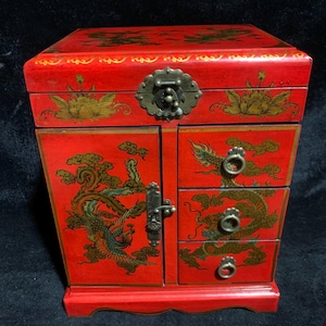 La Cina colleziona oggetti laccati intagliati a mano, scatole portagioie con drago e fenice, scatole da toeletta, cassettiere, decorazioni squisite