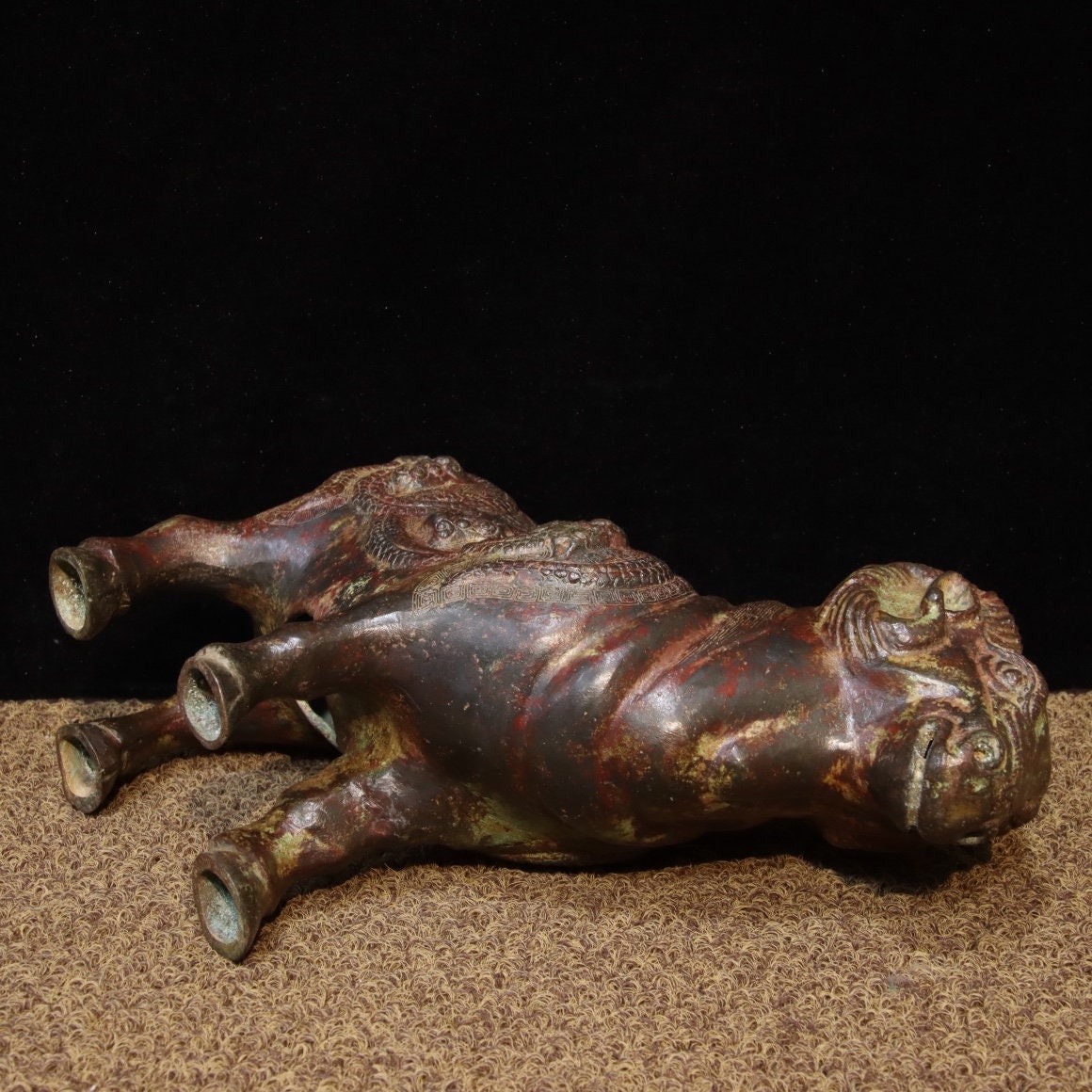 中国のアンティークの手彫りの青銅の羊の像の装飾品、ユニークで貴重