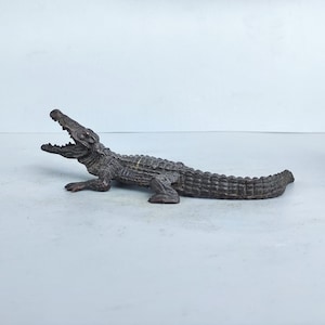 Copper crocodile statue decoration,furniture decoration,hand carved,tabletop tea pet,rare and unique,exquisite craftsmanship,can be used