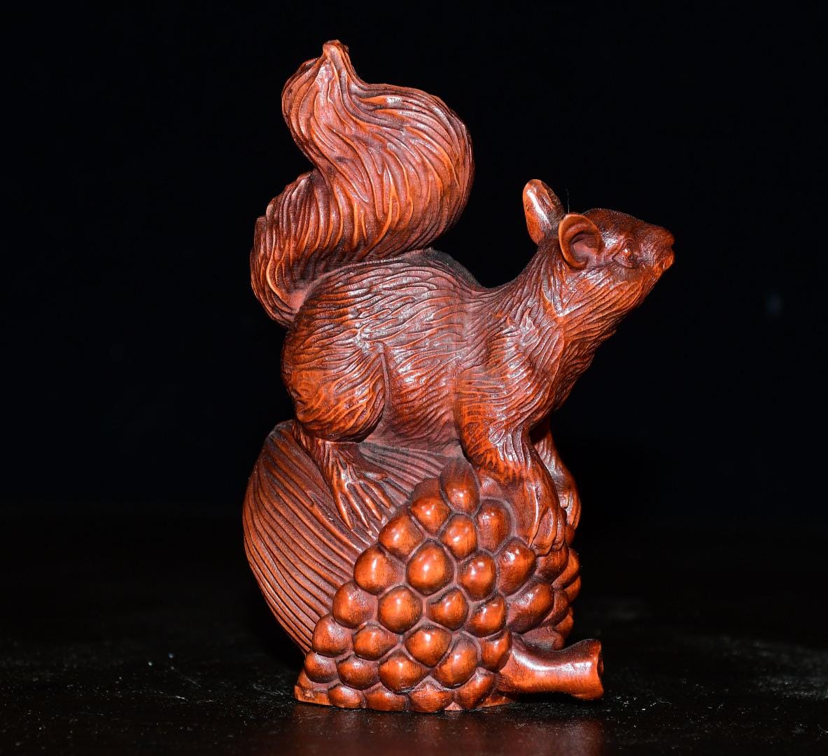 手彫りのツゲのリスの像の装飾品、動物の木彫り、貴重で古代の家具の