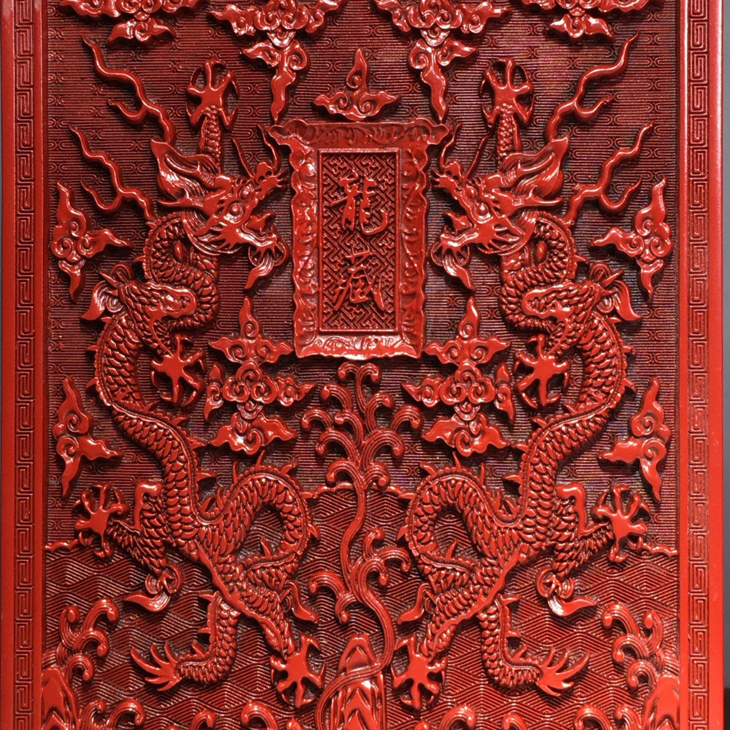 中国のコレクションの手彫りの漆器の龍の模様のブックボックスの装飾品